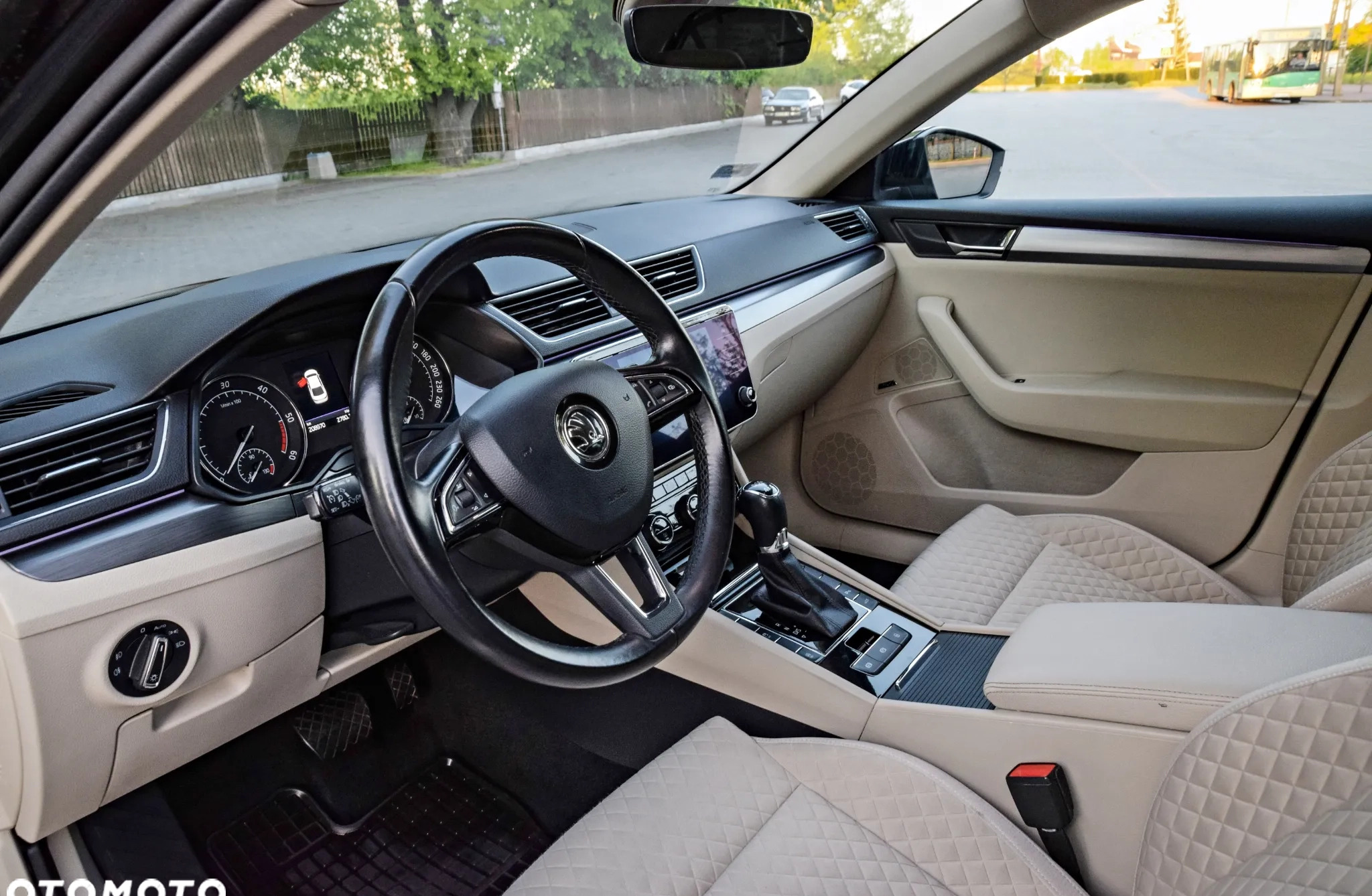 Skoda Superb cena 84900 przebieg: 200000, rok produkcji 2018 z Sochaczew małe 742